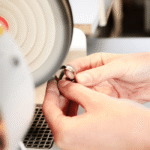 Αλλαγή μεγέθους σε χρυσό δαχτυλίδι από τεχνίτη κοσμημάτων.