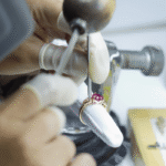 Αντικατάσταση ή στερέωση πολύτιμης πέτρας σε δαχτυλίδι.